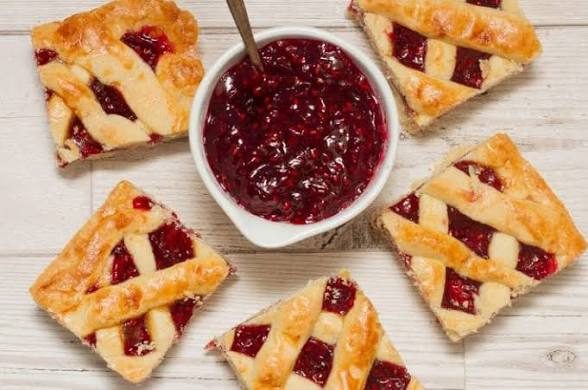 Pasta flora squares with a lattice top and raspberry jam