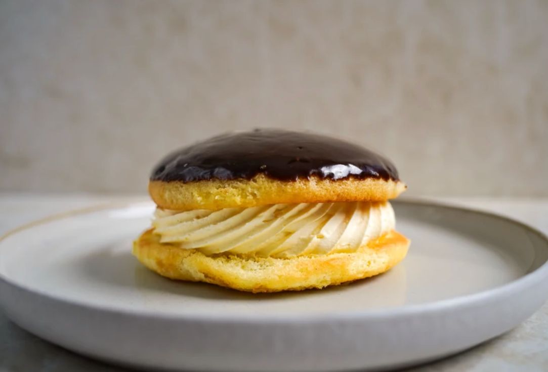 Vanilla kok with chocolate top